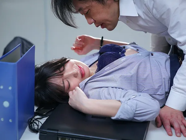 thủ dâm lồn Em thư ký quá ngon bị tên tiền bối biến thái bắt làm người tình